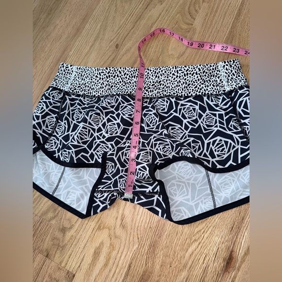 Lululemon Speed Short Posey Black White / Miss Mosaic Black / Black Size 8 - Picture 6 of 8